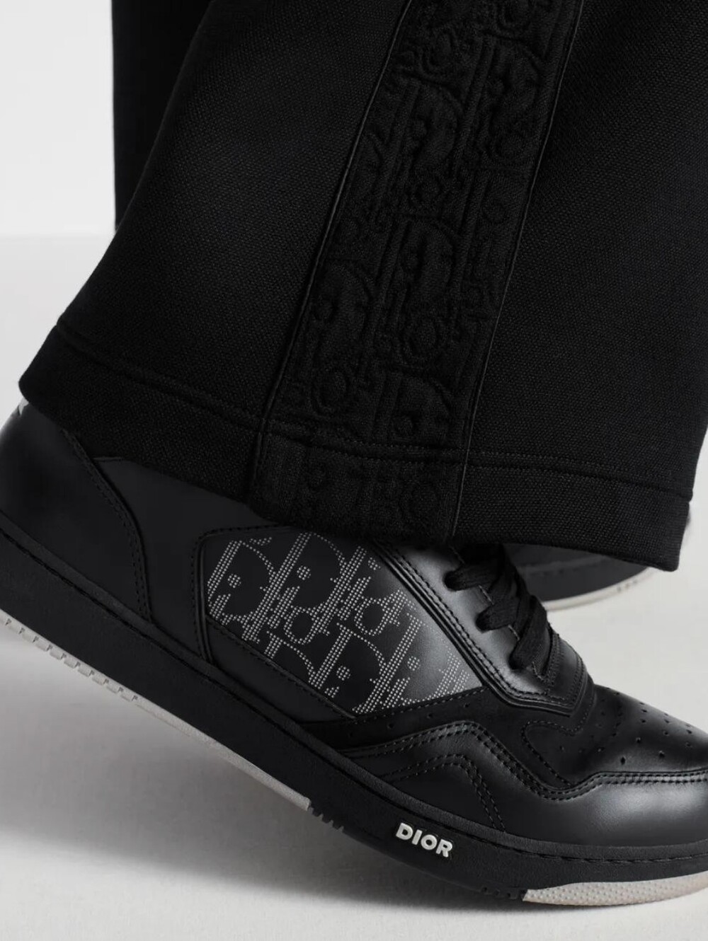 Authentic Dior B27 Low-Top Sneakers – Black Oblique Galaxy – Size 40